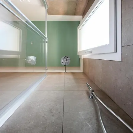 Elegante A 300 M Dalla Metro Zara Apartment