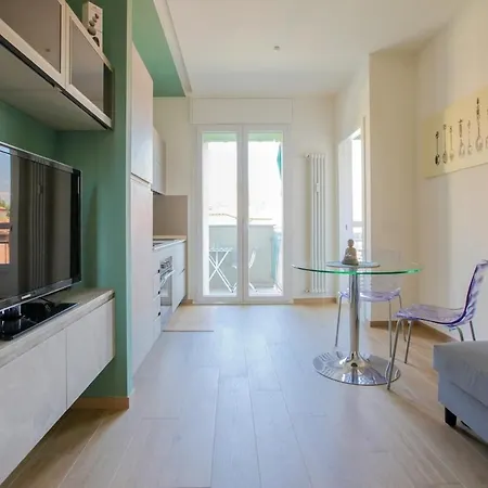 Elegante A 300 M Dalla Metro Zara Apartment *